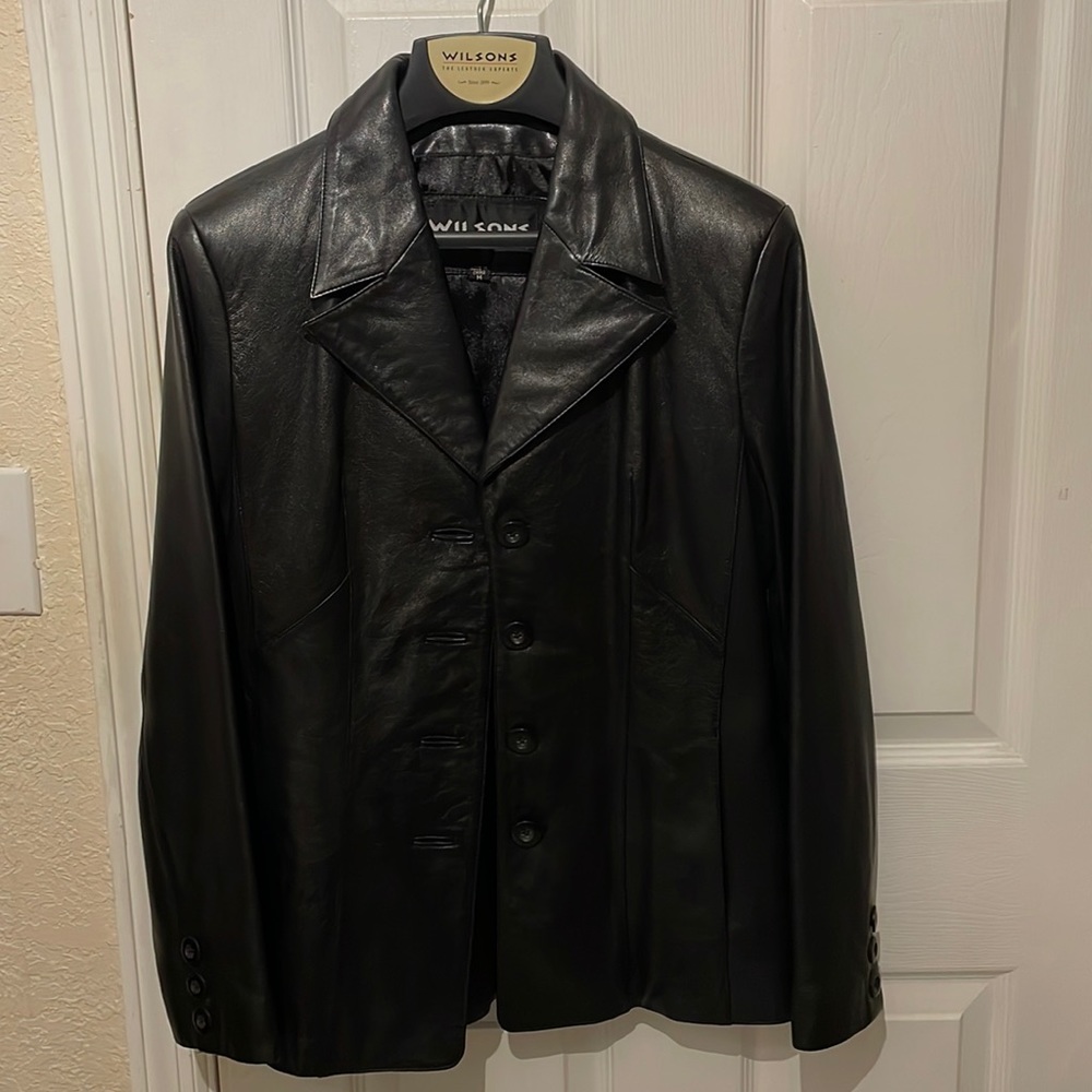 Beautiful Women’s leather Jacket with side pockets and interior silk